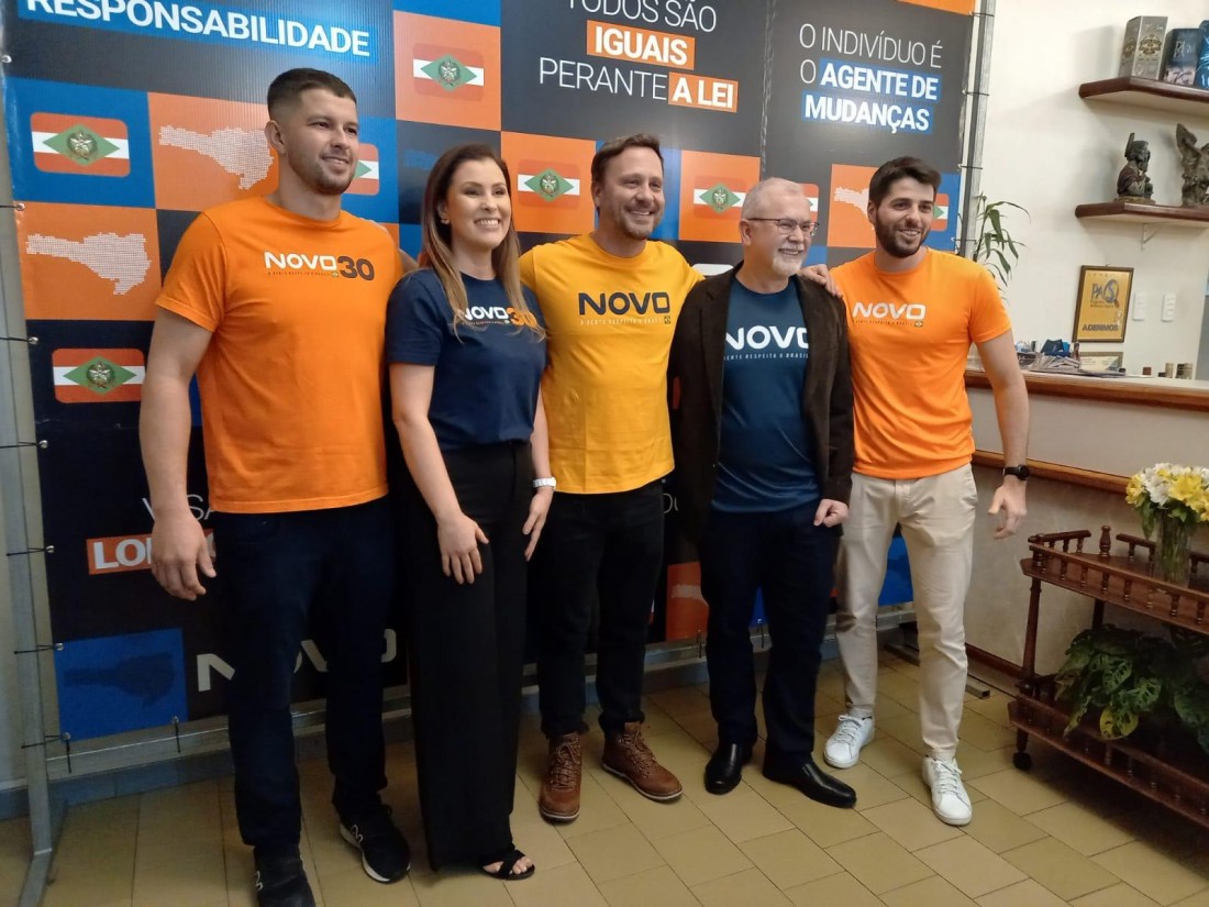 Na ordem, da esquerda pra direita: - Jean Fiametti, pré-candidato a vereador pelo Novo em SMO - Indi Herbert, pré-candidata a vereadora pelo Novo em SMO - Adriano Silva, prefeito de Joinville pelo partido Novo - Dr. Dalvo Vieira, pré-candidato a vereador pelo Novo em SMO - Julio Bolfe, presidente do partido Novo em SMO 