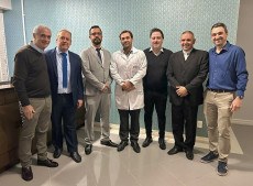 Na foto, da esquerda para a direita: Dr. Cadri Massuda, o otorrinolaringologista Dr. Henrique Pedro Von Zuccalmaglio Filho  (vice-diretor clínico), o obstetra dr. Claudio Borba Canabarro (diretor clínico), dr. Felipe Bueno, responsável técnico; Dr. Fernão Bittencourt, o diretor hospitalar Maurício Fogaça e o CEO do grupo, dr. Paulo Poli