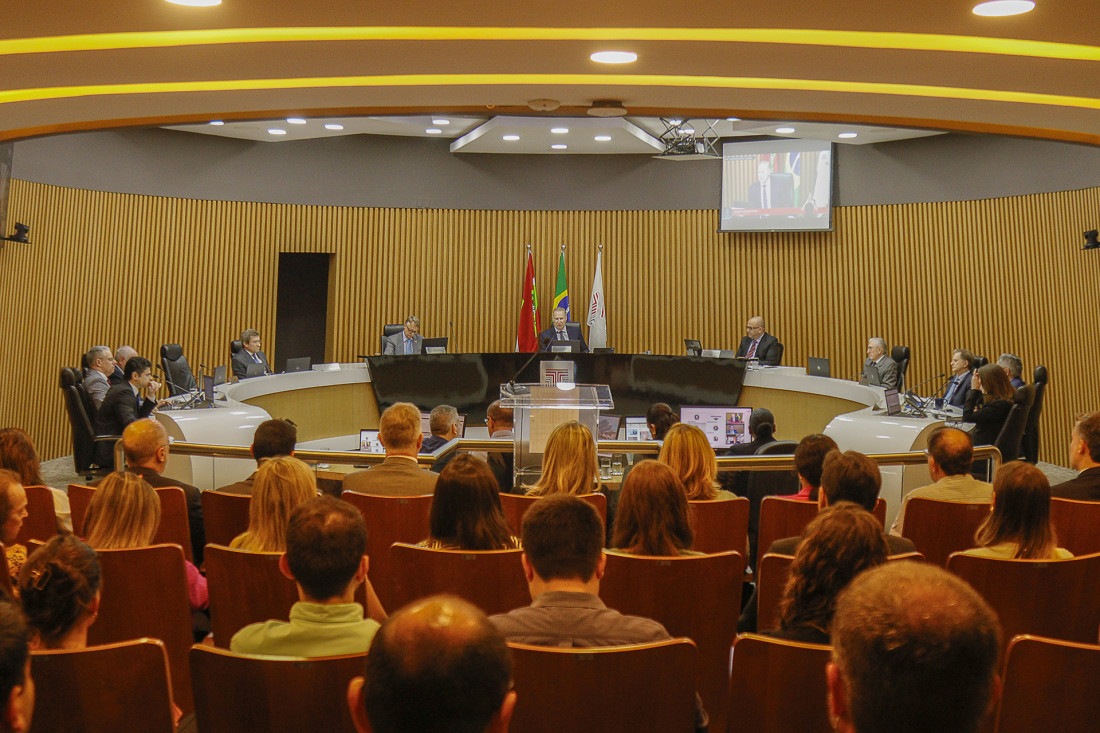 O Pleno do Tribunal de Contas de Santa Catarina (TCE/SC) reelegeu, nesta quarta-feira (25/9), em sessão extraordinária, os conselheiros Herneus Joã;o De Nadal, José Nei Ascari e Adircélio de Moraes Ferreira Júnior para os cargos de presidente, vice-presidente e corregedor-geral, respectivamente, para o biênio 2025-2027.