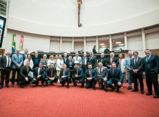 Durante a suspensão da sessão, a ALESC homenageou a Sociedade Cultural Alemã de Joinville por seus 25 anos de história e destacou a importância dos 200 anos da colonização alemã no Brasil para a construção social brasileira