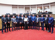 Diretores da empresa e deputados, durante a homenagem, na manhã desta quinta (17/10)
