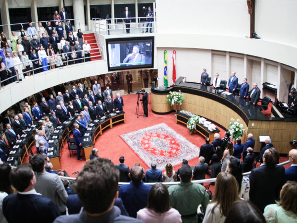 Solenidade no Plenário Deputado Osni Régis reuniu autoridades, homenageados e seus familiares