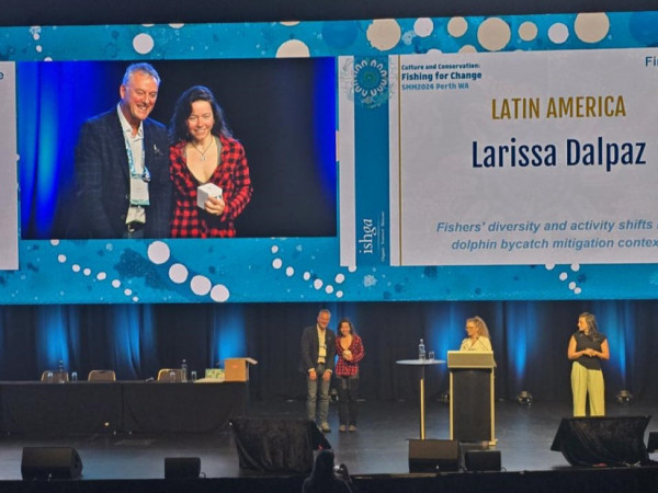 Larissa Dalpaz recebe premiação durante conferência na Austrália