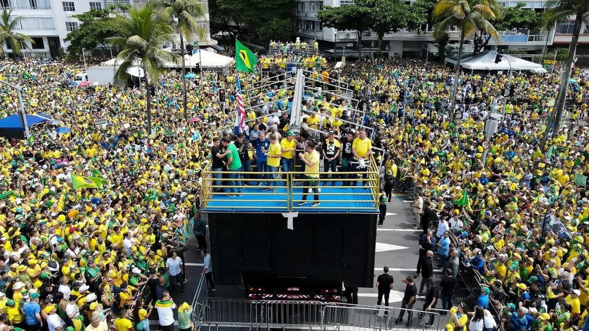 Ato foi realizado na orla de Copacabana, no Rio de Janeiro