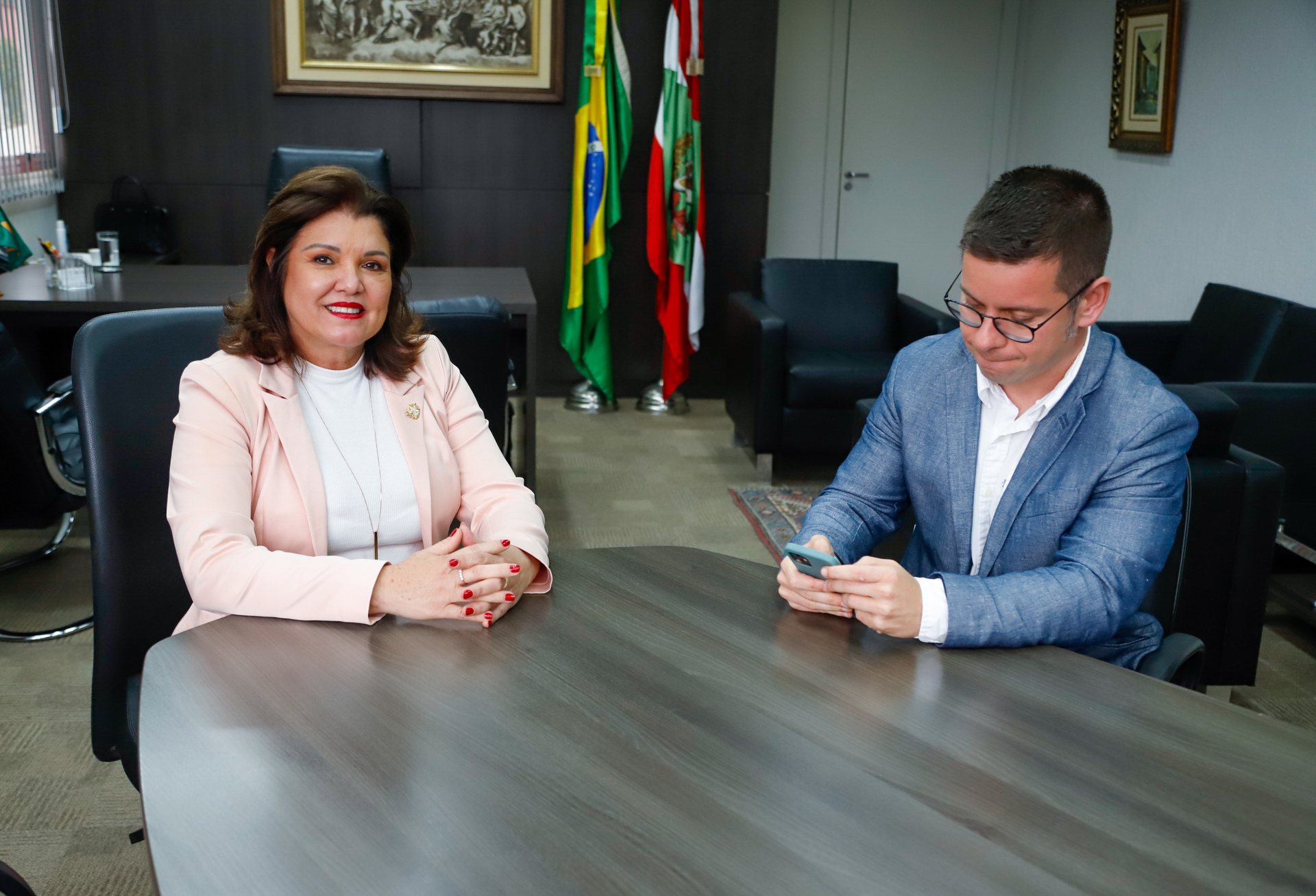 Na entrevista concedida em seu gabinete, no Centro Administrativo, a vice-governadora reforçou que Jorginho Mello  deu carta branca para combater a violência contra a mulher no estado. 